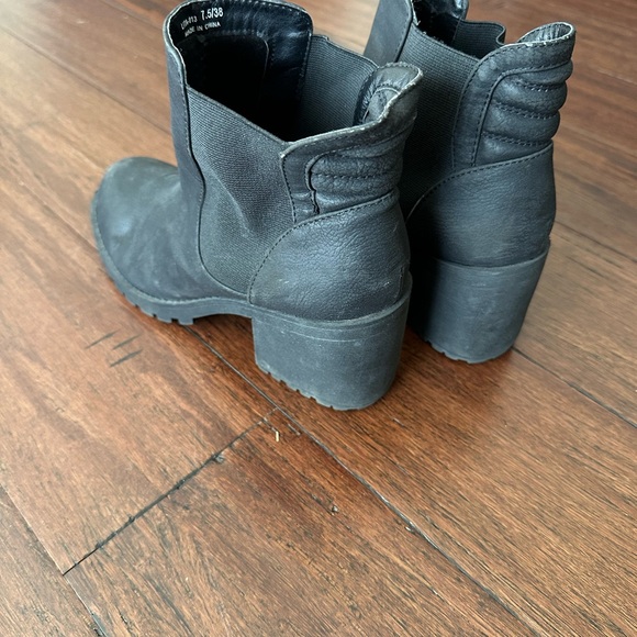 Size 7.5 black Chelsea boots - Picture 4 of 5
